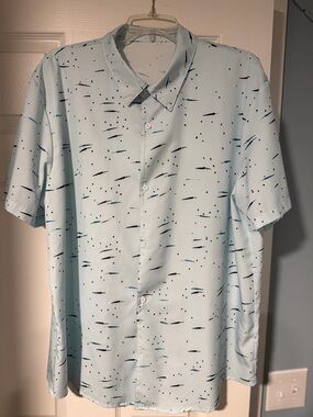 Casual Light Blue Short-Sleeve Button-Down Shirt with Speckle Detail